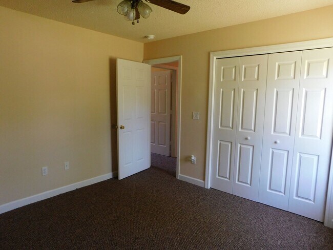 Building Photo - Cozy Home