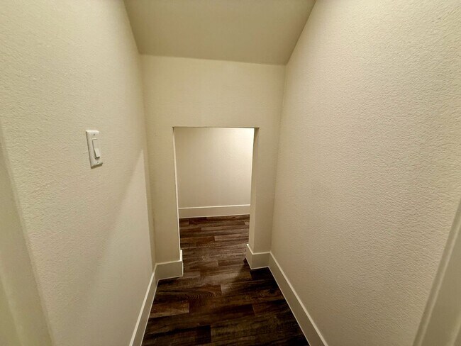 Building Photo - 3 BED 2.5 BATH 2 CAR GARAGE TOWNHOUSE w/ PRIVATE BACKYARD in GATED COMMUNITY.