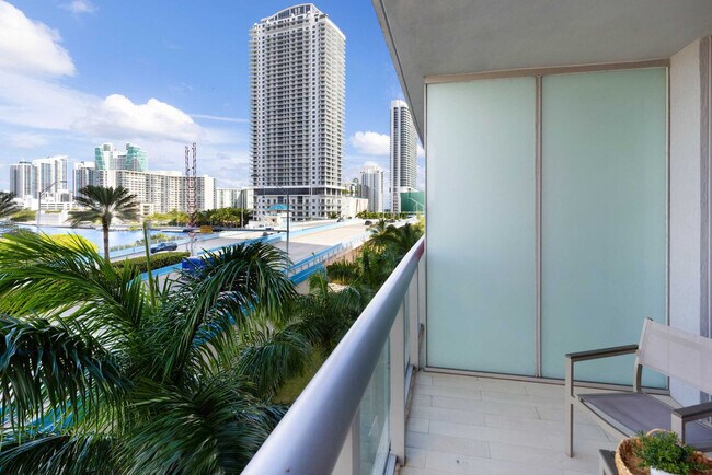 Building Photo - 2602 E Hallandale Beach Blvd