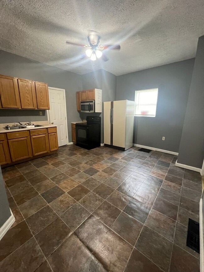 Building Photo - 520 N Alameda Ave