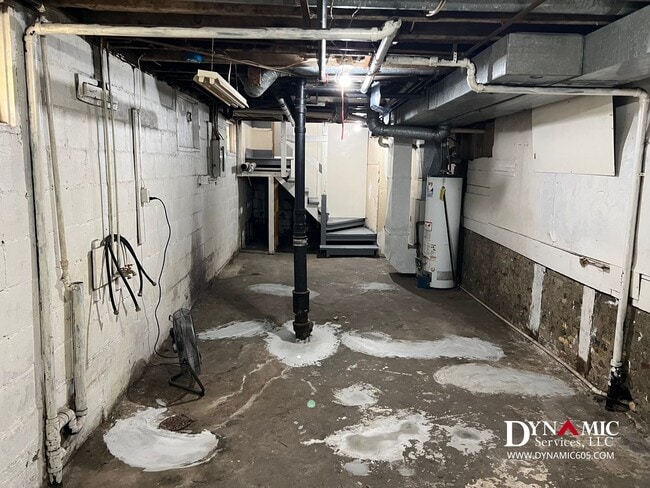 Building Photo - Upper Level 2 Bedroom, 1 Bathroom Duplex - Tenant Pays ALL Utilities