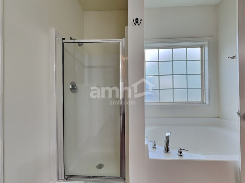 Building Photo - 2 Stone Gate Ct