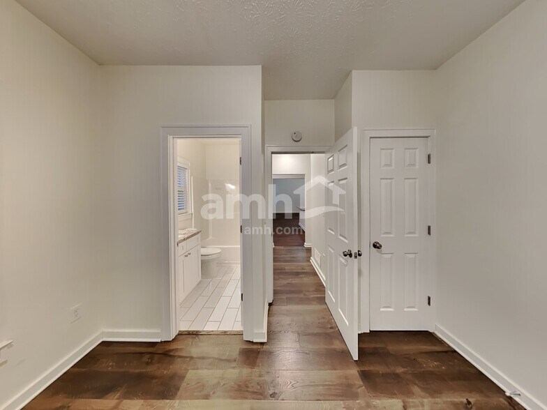 Building Photo - 3075 Kings Dr