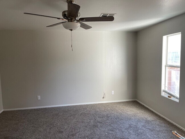 Building Photo - Spacious 2-Story Townhome in Gated Communi...