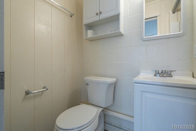 Building Photo - Immaculate, Renovated 1BR/1BA/1 compact pk...