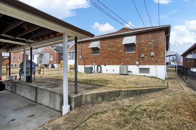 Building Photo - Living on Fyler is so Hawt Right Now