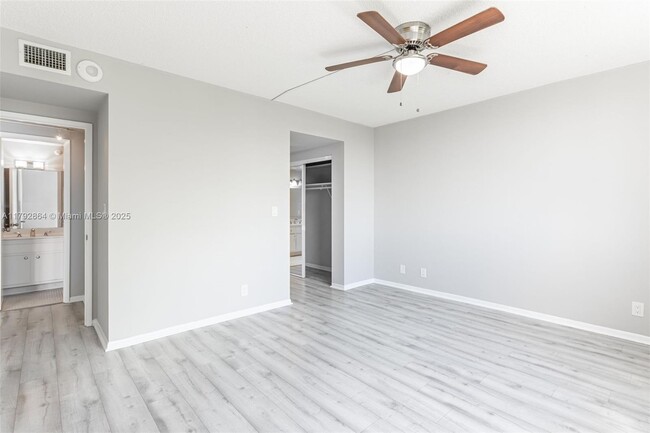 Building Photo - 4200 Hillcrest Dr