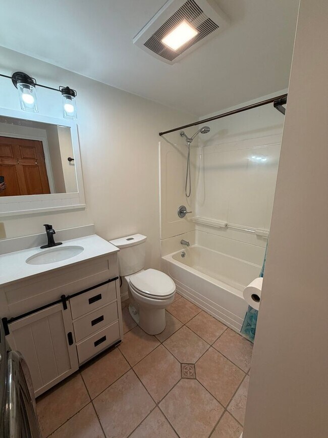Building Photo - Beautiful 4 Bed / 2 Bath, Single Family Home. Close to Downtown Northampton!