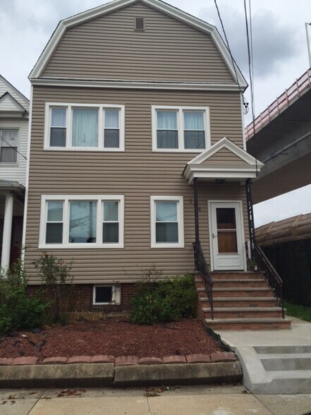 Primary Photo - 164 W 4th St