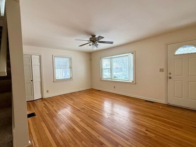 Building Photo - Beautiful 3 Bed, 2 Bath Cape Cod