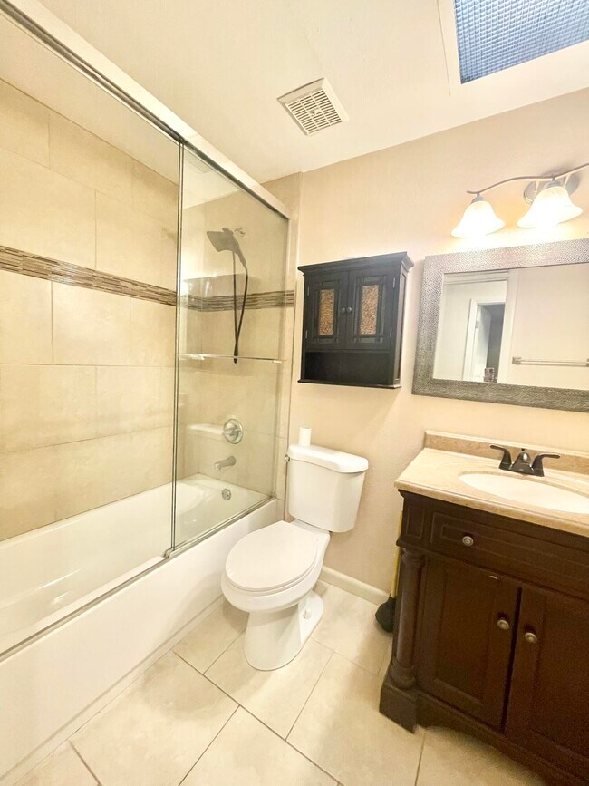Building Photo - 3025 Briarwood Ln