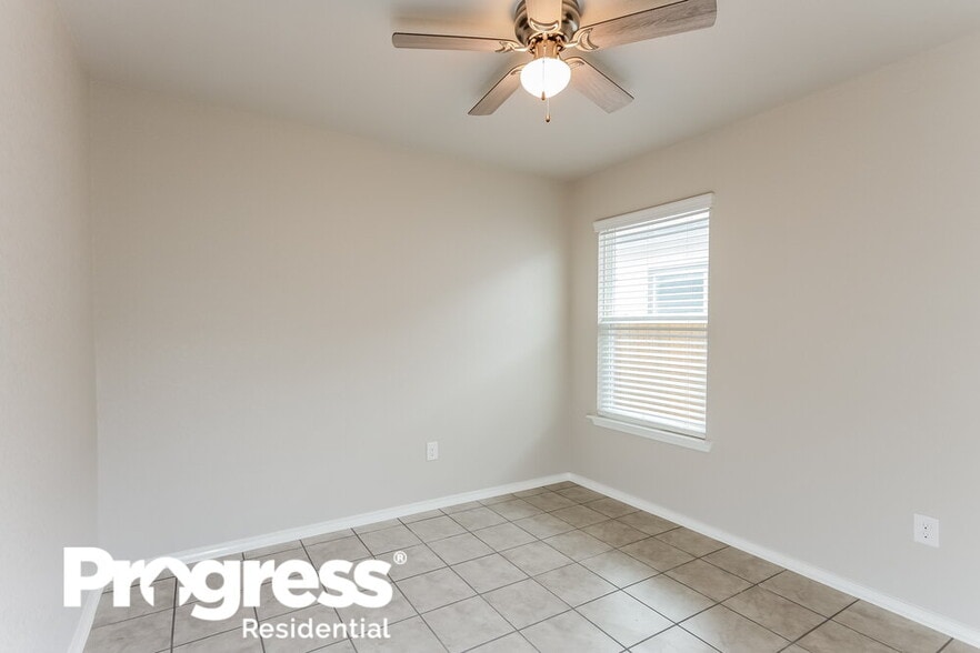 Building Photo - 119 Katy Post