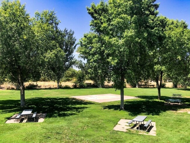 Building Photo - 4 Bedroom 2.5 Bath Home in Creekside Village