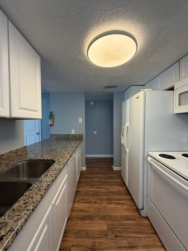 Building Photo - Spacious, 2 story townhouse