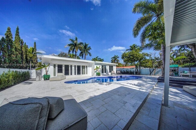 Building Photo - 2020 Alamanda Dr