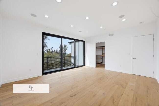 Building Photo - Luxury Modern Living with Stunning LA Skyline Views