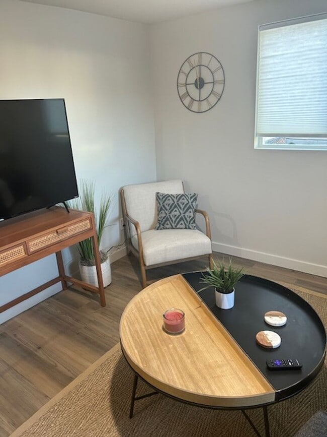 Building Photo - Charming 1-Bedroom, 1-Bath House Fully Fur...