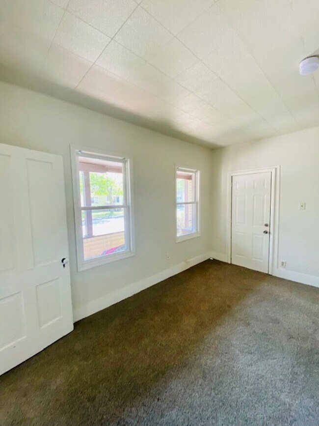 Building Photo - 1237 E Walnut St