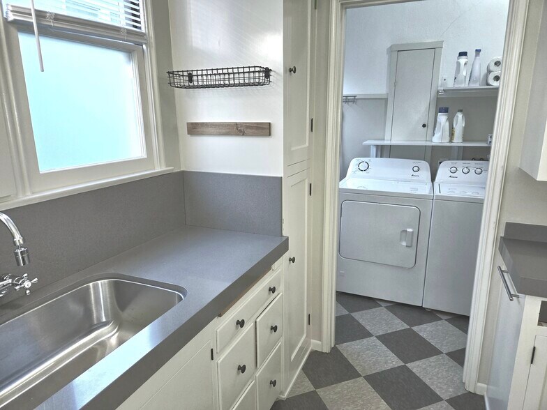 Building Photo - 1922 N Hoover St