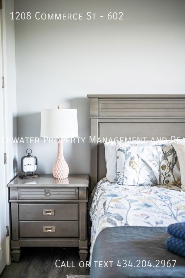 Building Photo - 1208 Commerce St