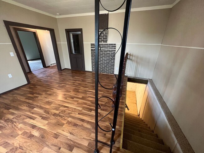 Building Photo - AVAILABLE JUNE - 3 Bed 1 Bath w/ Great View