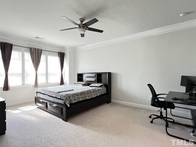 Building Photo - End Unit Luxary Townhome for Rent Apex