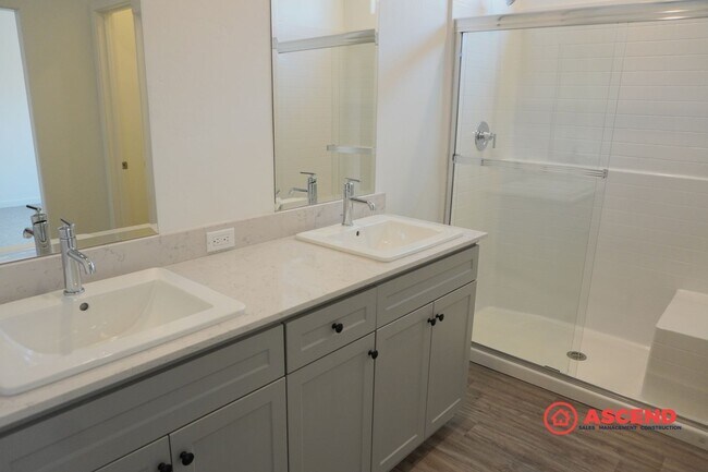 Building Photo - Beautiful 4-Bed Home in Shafter's Gossamer Grove Community – Solar Included!