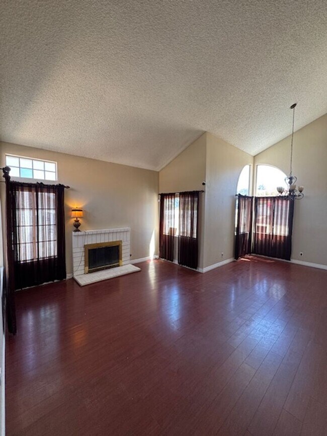 Building Photo - Home in the heart of Lake Elsinore