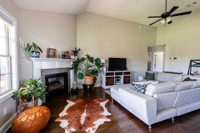 Building Photo - Pet Friendly Three Bedroom!