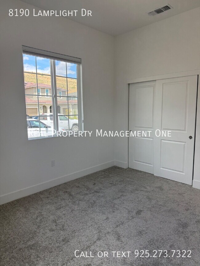 Building Photo - 8190 Lamplight Dr