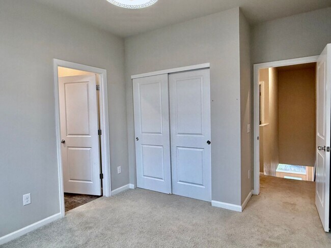Building Photo - Wonderful End Unit 2 Bed/2.5 Bath Townhome...