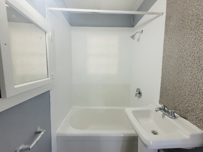 Building Photo - 516 W 4th St