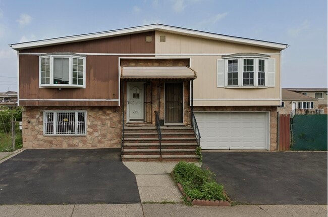 Primary Photo - 7 Chopin Ct