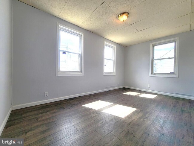 Building Photo - 605 W 3rd St