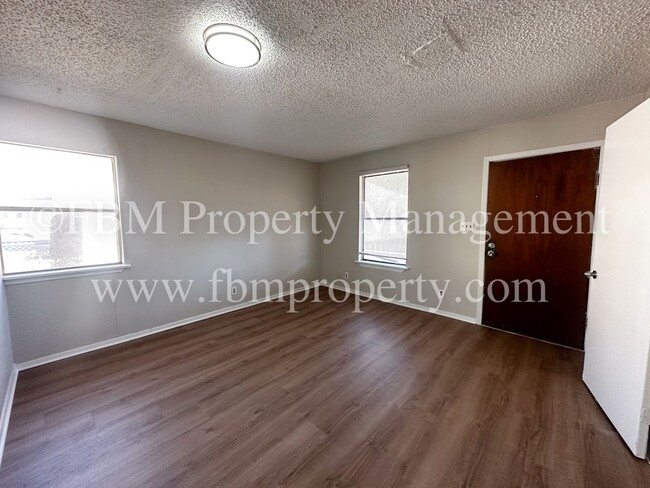 Building Photo - 307 S 9th St
