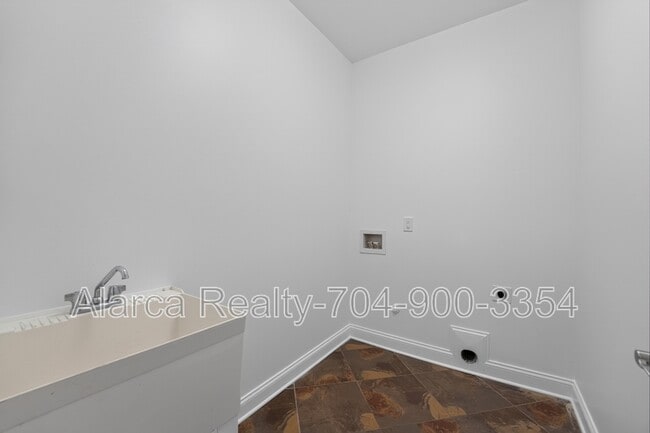 Building Photo - 2718 Old Course Road