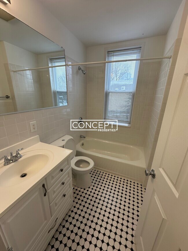 Building Photo - 151 Park Dr