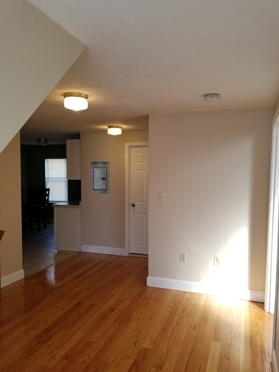 Building Photo - 593 Park St