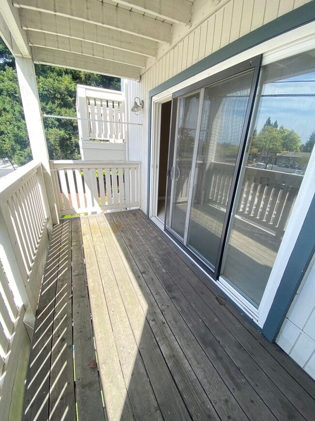 Building Photo - Top Floor Large, Bright & Spacious Two Bedroom Condo W/ Parking & Laundry!