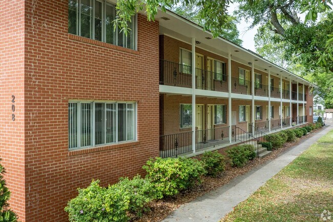 Building Photo - 206 S Elm St