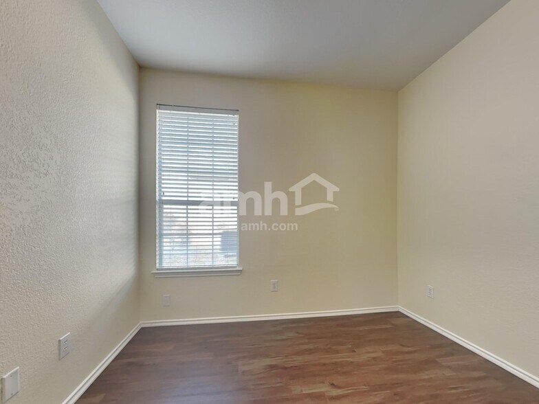 Building Photo - 221 Covent Dr