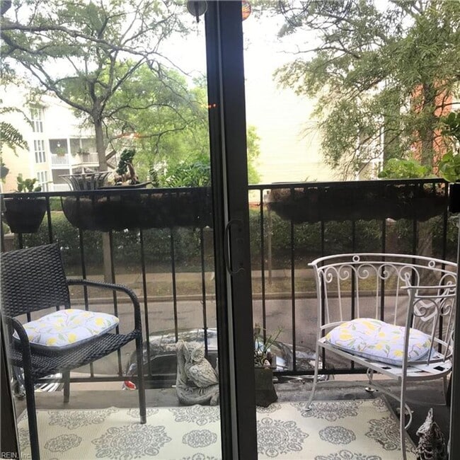 Building Photo - Ghent on the Square