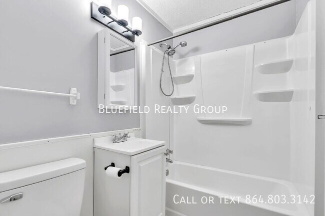 Building Photo - 107 111 River Rd Cir