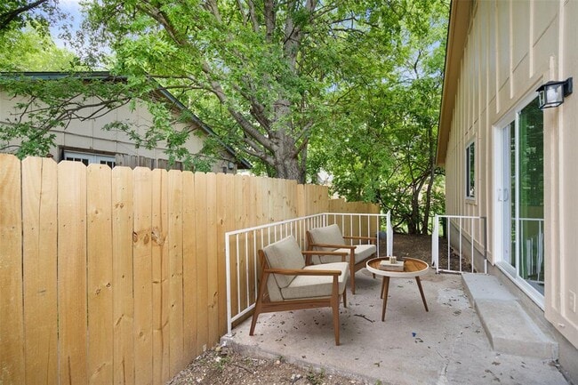 Building Photo - 1800 Nicole Cir