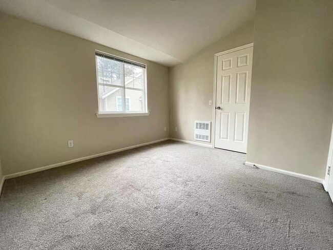 Building Photo - Great Townhome For Rent