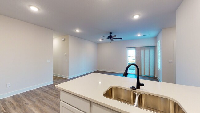 Building Photo - 15650 E 21st Ct N