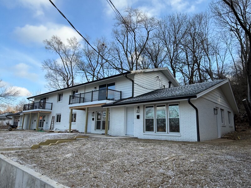 Building Photo - 730 E Shore Dr