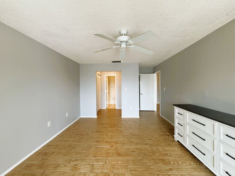 Building Photo - 1400 Mineo Dr