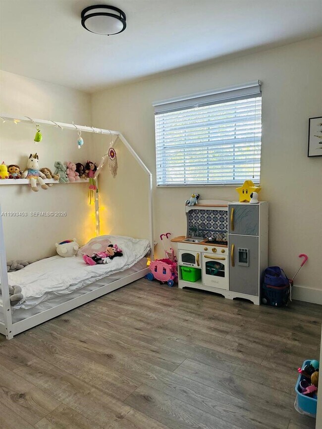 Building Photo - 1002 NE 119th St