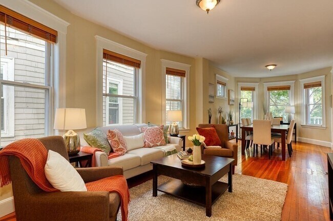 Building Photo - 98 Amory St